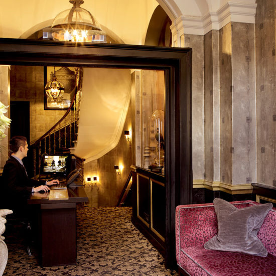 hotels_caledonia_0002_nira-cal-2012_entrance_hr