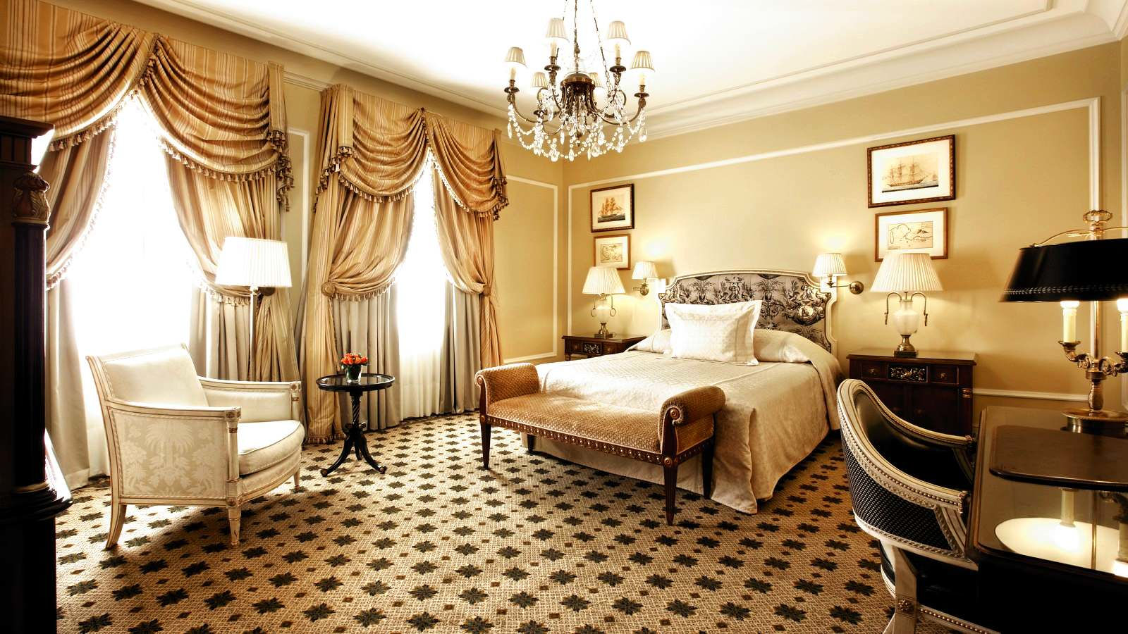 Hotel_Grande_Bretagne_Guest_Room_Junior_Suite